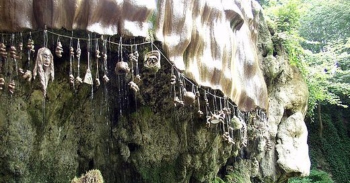  Story That Can Surprise Everyone A Unique Waterfall Turns 