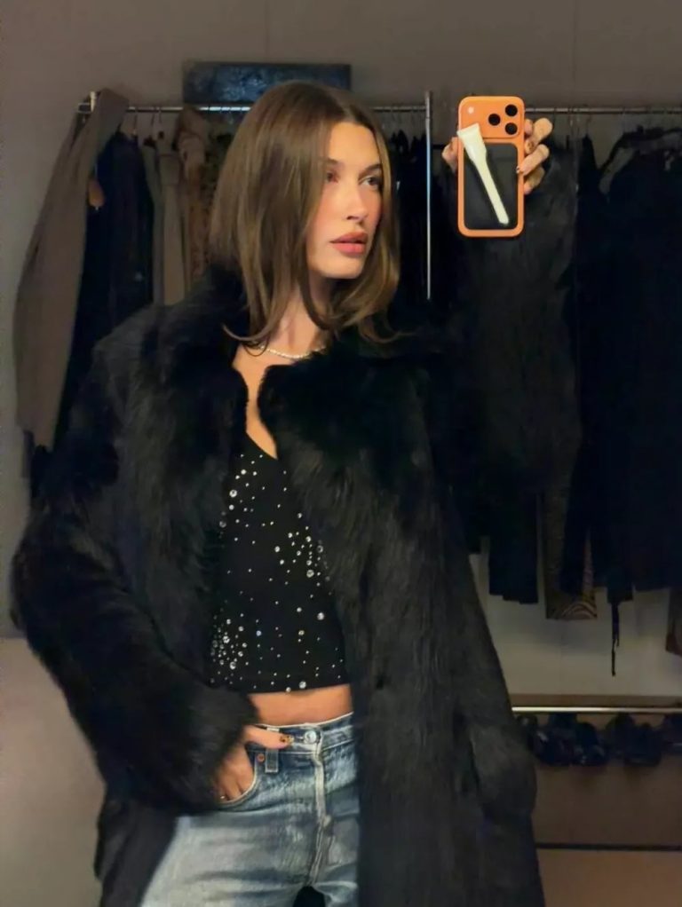 Abs That Break the Internet: Hailey Bieber Turns a Quiet Vacation With ...